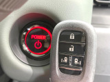 【Hondaスマートキー】カバンやポケットに入れたままでもドアの施錠・解錠が可能なスマートキーを装備。エンジンのオン・オフ時もカギを取り出す必要が無いからとっても便利です♪