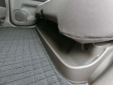 濡れた傘や置靴などをすっきりとしまえる大型のトレー。取り外して、手軽にお手入れも可能。