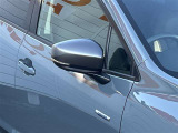 対向車や歩行者が認識しやすいサイドターンランプ付カラードドアミラー