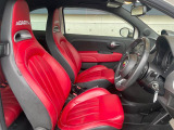 ●前席:ゆったりとしたドライバースペースで、長時間の運転でも快適にお過ごしいただけます。