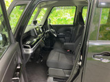 前席まわりは視界が広く、座席から周囲を確認しやすい運転環境です。座面と背もたれはゆったりとした印象で、落ち着いた色合いの室内が日々の移動を心地よく支えます。