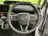手元に複数のスイッチがまとまり、運転姿勢を保ちながら必要な操作に手を伸ばしやすい配置です。周辺の表示も見渡しやすく、毎日の運転で扱いやすさを感じていただけます。