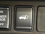 【パワーバックドア】スマートキーや運転席のボタンを押すだけでリアゲートが自動で開閉します!荷物を持っている時や、高い位置にあるバックドアを閉める際に便利な機能です♪