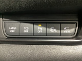 運転席脇のクラスタースイッチ部分にはカメラ切り替えスイッチ、パーキングセンサー、その他走行系スイッチを集中配置しております。