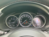 速度やエンジン回転数などを確認できるメーターを、運転席正面に配置しています。中央にまとまり視線を向けやすく、走行に必要な情報を把握できます。