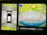 後方映像に加えて車両周囲を上から見た表示も確認でき、駐車時の位置合わせをサポートします。ガイド線も画面に表示されるため、狭い場所での取り回しや後退時に周囲を把握しやすい装備です。