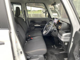 前席は視界が広く、運転席から周囲の状況を確認しやすい室内です。座面や背もたれには落ち着いた色合いを採用し、乗り降りのしやすさにも配慮された空間。助手席との距離感も自然で、同乗者もくつろげます。