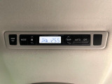【リアオートエアコン】広い後部座席には必須の機能!風量や温度を自動で調整し前席と同様な車内環境にしてくれるリアオートエアコンを装備。夏の暑さも冬の寒さもストレスなく快適にお過ごしいただけます♪