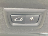 ●電動リアゲート:ワンタッチでリアゲートの開閉ができ、荷物などで両手が塞がっている状態でも簡単に開閉ができる便利機能です。
