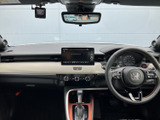 運転席まわりは前方の視界が広く、メーターや画面も正面に配置されて確認しやすいレイアウトです。シートと内装の色使いが落ち着きを感じさせ、毎日の移動を快適に過ごせる空間です。