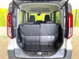 普段のお買い物や通勤、送迎等に十分な荷室スペースを確保しております。セカンドシートを倒すと、大きな荷物の積載も可能です♪