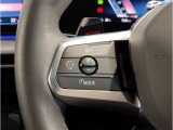 運転中にもオーディオの音量やFMの切り替えなどステアリングでの操作で切り替え可能なため、ステアリングから手を放す必要がない為、運転中でも操作が簡単でございます。