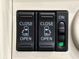 両側パワースライドドアになっています。車内のスイッチで操作できるほか、車外からはワンタッチオープン、リモコン操作で予約ロック機能が操作できます。