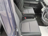乗り心地の良いフロントシートです。足回りも広々としておりますので、長時間の運転も疲れづらいですよ。