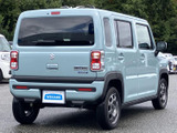 四角いリヤウインドウと縦型のランプが、後ろ姿にまとまりを与えています。淡いボディカラーと黒いバンパーの組み合わせも印象的で、後方からの存在感も魅力です。