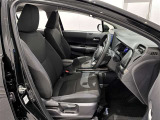 ホールド性の高いファブリックシート。運転席はシート上下アジャスター付きで細かなポジション調整が可能です。