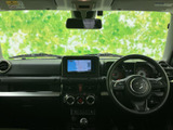 ナビ画面を運転席から確認しやすい位置に配置し、行き先の確認やオーディオ操作に活用できます。各操作部も中央にまとまっており、日常のお出かけをサポートします。