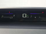 ひと目で情報を確認できる視認性の高いスピードメーターです。