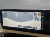 目視できないフードで隠れた路面の映像を表示するインビジブルフードビューが搭載されております