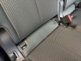 後部座席には、3点式シートベルト、ISO規格チャイルドシートのフックが付いています。