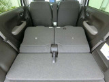 後席の背もたれを前に倒すと、ほぼ段差のない広い空間が出現。荷室だけでは積みきれない大きな荷物にも対応できます。下段スペースも同時に使えるので、上段との積み分けが可能です。