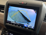 リバース連動のリアカメラを標準装備、ステアリング感応型ガイドラインが車庫入れを支援してくれます