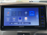 音楽ソースの選択画面には、ラジオやUSB、Bluetoothなどの項目が並びます。使いたい音源を画面で確認しながら選べるため、気分に合わせた音楽を楽しめます。