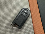 スマートキーをポケットやバッグに携帯していれば、キーを取り出すことなくドアハンドルを握り解錠、ドアハンドルのセンサーに触れるだけで施錠できます。