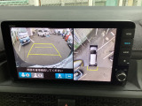 バックをするとき自動で全体の様子が映る『マルチビューカメラ』付き!画面で確認しながらバックができますから安心ですね。でも、目視も大切ですよ!安全第一でお願いします!