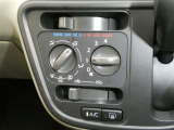 エアコンですマニュアル。運転席、助手席それぞれで独立して温度設定ができます。冷え性の方が乗っても安心ですね♪