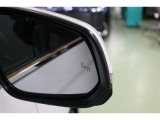 BSM搭載。バック出庫の際に左右から接近する車両を検知警告するRCTAも搭載。さらに、ドアを開ける際に後方からの接近車両との衝突の可能性がある場合警告するSEAも搭載しています。