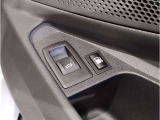 運転中にもオーディオの音量やFMの切り替えなどステアリングでの操作で切り替え可能なため、ステアリングから手を放す必要がない為、運転中でも操作が簡単でございます。