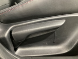 運転席にはドライバーの体型や好みに応じて前後方向だけでなく、高さの調整ができるシートリフターを装備!
