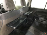 シートバックテーブルを装備しています