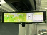 後方映像に加えて車両周辺の表示も確認でき、駐車時の周囲確認をサポートします。画面で後方の状況を見ながら操作できるため、車庫入れや狭い場所での駐車に便利です。