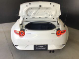 独立型トランク。2人分の荷物をしっかりと載せられること。それは「2シーターのオープンスポーツカー、マツダロードスター」であるために、初代からのゆずれない価値なのです。