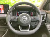 ステアリングに各種スイッチがまとまり、運転姿勢を保ちながら必要な機能に手を伸ばしやすい配置です。メーターも見渡せるため、運転に集中しやすい環境です。