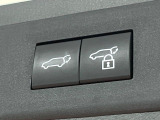 【パワーバックドア】スマートキーや運転席のボタンを押すだけでリアゲートが自動で開閉します!荷物を持っている時や、高い位置にあるバックドアを閉める際に便利な機能です♪