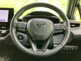 手元に複数のスイッチを備え、運転姿勢を大きく変えずに各種機能へアクセスできます。握りやすい形状で、毎日の運転時にも自然に手を添えられる、扱いやすさに配慮した装備です。