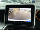 周囲の状況をモニターで確認でき、駐車時など車両の後方を確かめたい場面で心強い装備です。画面上で見たい範囲を把握しやすく、日常の運転をサポートします。