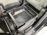 【シートアンダーボックス】シートの下に大容量の収納スペースが備わっており、靴や洗車グッズなど、外から見られたくないものをすっきり収納できて便利!