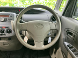 手になじみやすい形状で、運転席から自然に握れるステアリング。前方を確認しながら扱いやすく、毎日の通勤やお出かけの際も運転をしっかり支えてくれます。