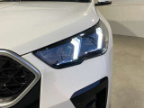 LEDヘッドライト 先進のLEDテクノロジーを採用。キセノンライトを上回るコントラストで明るく輝きます。夜間や悪天候時の日中でも優れた視野性を発揮し安全性と快適性を高めます。