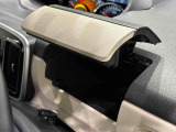 手の届くところに大きな小物入れ。運転席側インパネアッパーボックス。