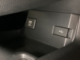 アクセサリーソケットはUSBのアダプターなどをつければ、スマホの充電にも使えます。横にはナビゲーション用の外部入力可能なUSB端子がついており、周辺には物が置けるボックスがついています。
