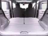 後席シートをアレンジしますと、広い荷台ができあがります。大きな荷物も。