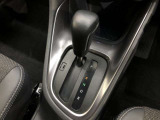 操作しやすいATシフトです。シフトチェンジを気にしなくてよいので運転だけに集中できますね。自然と手に届くところにある、手になじむ形状のシフトノブがいいですね。