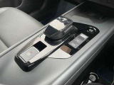 操作がしやすいシフトレバーです。サイドブレーキは電子式です