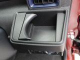 カップホルダーは運転席や助手席からちょうど手の届く位置です!!