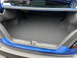 積み下ろしのしやすいデッキにはたっぷりと荷物を積み込んでいただけます。遊びから仕事まで、様々なシーンで頼れます♪